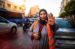 ​"صحاب السيارات كيهربو عليا وما كيخلصونيش!".. شهادة صادمة لحارسة سيارات بطنجة