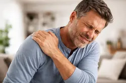 ألم الكتف الأيمن قد يكون إنذاراً صامتاً لسرطان الكبد