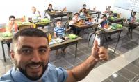 الأستاذ هشام الفقيه الملقب "ميكي ماوس" يخصص استقبالا خاصا لتلامذته (صور)