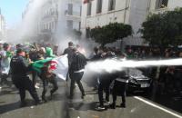 بالفيديو: الشرطة الجزائرية تستخدم خراطيم المياه والقنابل المسيلة للدموع لتفريق المحتجين ضد الرئيس الجديد بن صالح