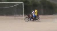 حارس يشارك في هجمه مرتده ثم يعود للمرمى على دراجه ناريه