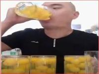 يتناول 50 بيضة نيئة فى زمن قياسي (فيديو)