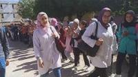 استقبال الأساتذة المتعاقدين بالتمر والحليب في مؤسستهم بالقصر الكبير