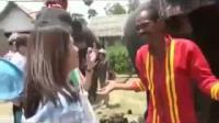 فيل يخطف آي فون فتاة ويبتلعه ثم يعيده لها . كيف ذلك ؟ شاهد الفيديو  ..