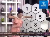 سقوط مذيعه برنامج مسابقات على الهواء مباشرة بقناة اليوم الكويتية