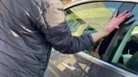 بالفيديو.. يزرع شريحة في يده للتخلص من مفتاح سيارة تسلا التقليدي