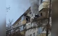 لحظة تدخل رجال المطافئ لانقاذ سيدة وابنيها من شقتها التي أكلتها النيران(فيديو)