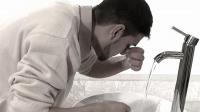 حكم من اغتسل وتوضأ عاريًا.. هل يصح وضوؤه؟