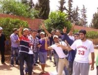 احتجاجا على عدم توصلهم برسائل التوظيف، شباب يسيطرون على إدارة الفوسفاط باليوسفية
