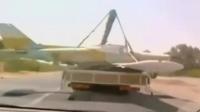 بالفيديو ... ليبي ينقل طائرة حربية إلى منزله بواسطة سيارته