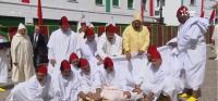الملك يؤدي صلاة عيد الأضحى بمسجد الحسن الثاني بتطوان وينحر أضحية العيد