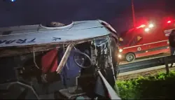 ليلة مرعبة بضواحي المحمدية.. انقلاب حافلة للمسافرين بعين حرودة يخلف استنفاراً طبياً