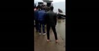 بالفيديو.. لقطات صادمة لأب يرمي طفلته في الهواء لإنقاذها من الغرق