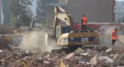 مشهد مؤلم بسيدي مومن.. هدم دوار دراعو على وقع دموع النساء وصدمة الأطفال بعد سنوات تحت القصدير