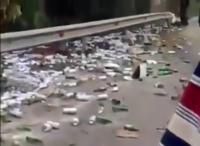 إنقلاب شاحنة محملة بالخمور على الطريق الساحلية بالناظور