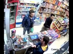 يستغل ثقة البقال ويسرق الشكولاطة بطنجة