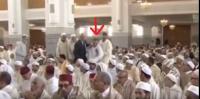 بالفيديو.. لحظة إغماء أحد المصليين خلف الملك بمسجد الفردوس