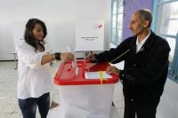 التونسيون يدلون بأصواتهم في أول انتخابات الربيع العربي 