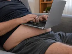 عادة شائعة مع اللابتوب قد تترك طفحاً غريباً على الجلد.. أطباء يحذرون من متلازمة الجلد المحمص