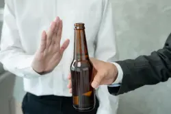 دراسة حديثة تكشف كم تقصّر جرعة الكحول الواحدة من عمر متعاطيها