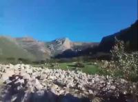 بالفيديو... بعدما يئسوا من المسؤولين.. مواطنون ينجزون طريقا بأعالي الجبال لجلب السياح وفك العزلة