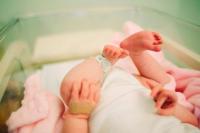 جدة لم تعترف بحفيدها لأنه " قبيح جدا "