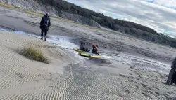 إنقاذ درامي لرجل غارق في الرمال المتحركة قبل لحظات من وصول المدّ في بريطانيا