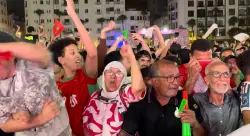 فرحة هيستيرية ودموع بفان زون الدار البيضاء بعد تأهل الأسود على حساب هولندا