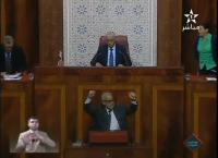 بن كيران "يُقَربلُ" البرلمان و يرفع علامة النصر بعد رفع الجلسة