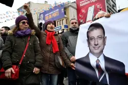 ماذا يحدث في تركيا.. اعتقال "منافس أردوغان" يفجّر أزمة سياسية ويخرج الآلاف للإحتجاج (فيديو)