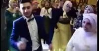 بالفيديو.. عناق مؤثر بين العروس وشقيقها أثناء غنائه لها وسط صديقاتها