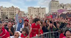 فرحة لا توصف.. جماهير الدار البيضاء تحتفل بجنون بعد ثلاثية الأسود في شباك كندا بفان زون الراشيدي