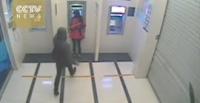 بالفيديو.. فتاة شجاعة تصارع سارقًا يحمل سكينا أمام "ATM"