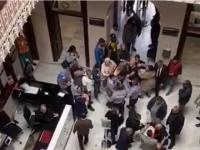 القنصل المغربي يعيد المهاجرين العالقين بالجزيرة للخضراء إلى إيطاليا..منح 2000 أورو لسائقي الحافلات و50 لكل راكب (فيديو)