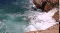 شاب يغامر بحياته و ينقذ صديقه من الغرق