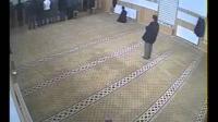 طفل صغير يتسلل إلى مسجد أثناء الصلاة و يتسبب في سقوط رجل على رأسه