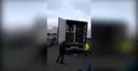 بالفيديو .. سائق يلقن 4 متسللين علقة ساخنة
