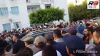 شاهد كيف تجمهر مواطنون أمام سيارة الملك محمد السادس بحي كاسابراطا بطنجة