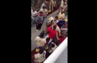 شاهد ما وقع لسعودي أراد أن يقمع عمال مغاربة و أجانب لم يتسلموا أجورهم ل3 أشهر