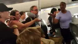 راكبة تُثير فوضى على طائرة أمريكية بعد منع الركاب من النزول قبل ابنتها