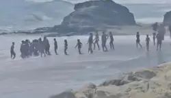 رواد بحر في إسبانيا يشكّلون سلسلة بشرية لإنقاذ طفل جرفته الأمواج