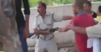 بالفيديو.. ركاب قطار يلقنون شرطيًا «علقة ساخنة» بعد تحرشه بامرأة