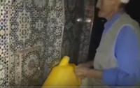 فيديو مثير...شيخ سبعيني يتوضأ بأنبوب فارغ من المياه احتجاجا على حرمانه من الماء ومنعه من مشروع ملكي
