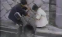 طفل يحول جسمه جسراً لمساعدة شقيقته على عبور حفرة