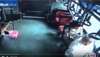 بالفيديو: صينية تخاطر بحياتها وتقفز من نافذة الحافلة بعد أن فاتتها المحطة
