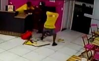 لص يندم على محاولة سرقة متجر بعد أن حطم العاملون كرسيا على رأسه(فيديو)