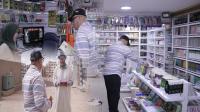 صاحب مكتبة يوزع كتبا بالمجان على المواطنين تشجيعا للقراءة في زمن "كورونا"(فيديو)