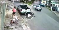 حادث مروع لقائد دراجة بخارية متهور (فيديو)