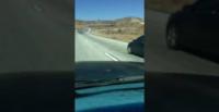 بالفيديو.. لحظة جر سائق شاحنة ضخمة سيارة اصطدم بها على طريق سريع.