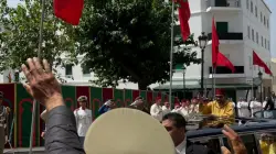 موكب الملك محمد السادس يمر وسط حفاوة شعبية بتطوان بمناسبة عيد الأضحى